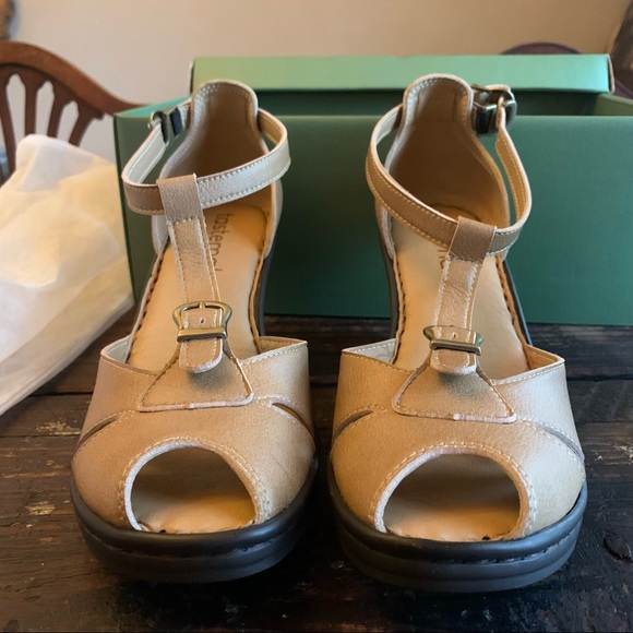 Anthropologie heels | Tastemaker NiB Vegan leather t-strap 3 in heel - Picture 3 of 10